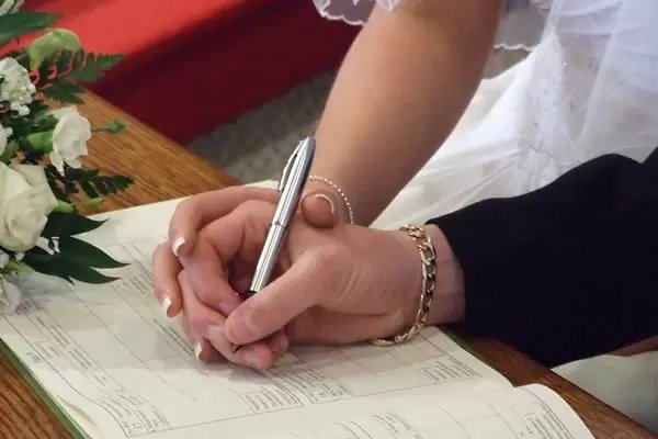 Casais podem mudar o regime de bens após o casamento, mas alteração exige decisão judicial