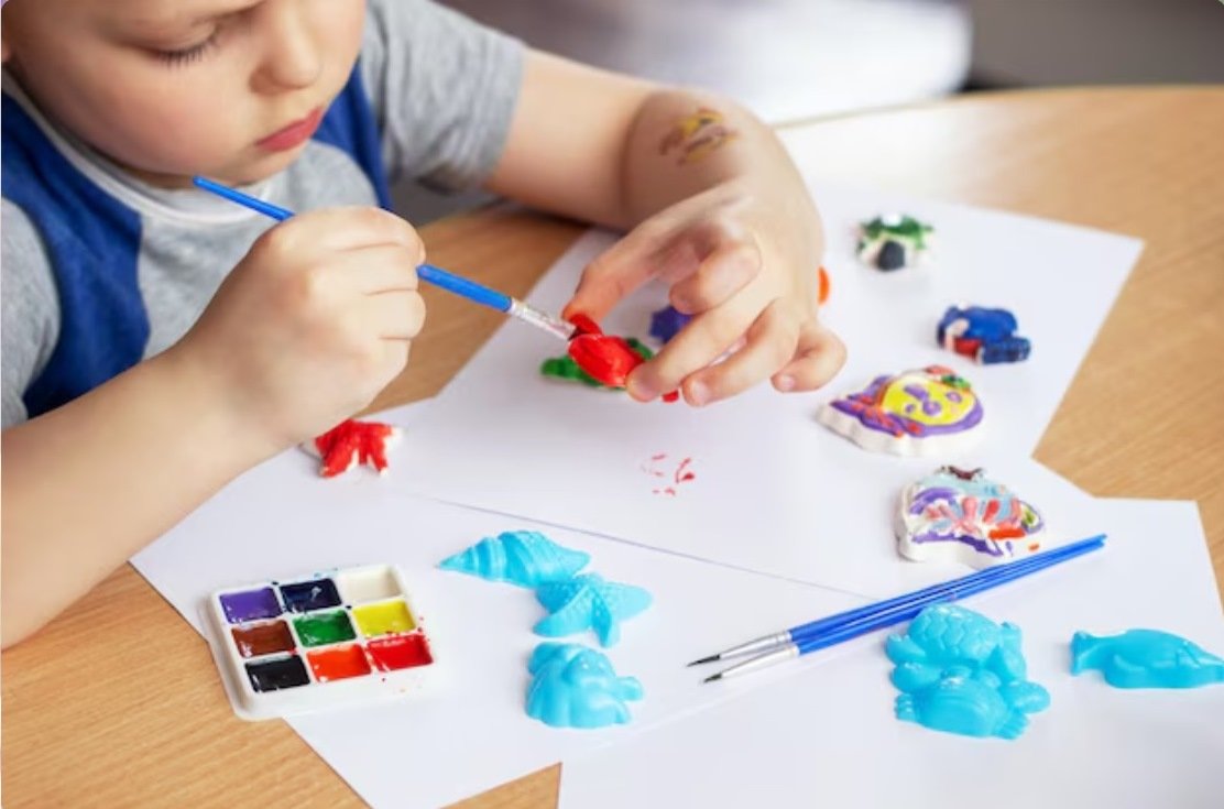 Aparecida Shopping convida crianças para soltarem a imaginação em oficina gratuita de pintura em gesso