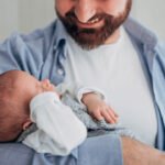 Certidão de nascimento se torna peça-chave para acesso à nova licença-paternidade no Brasil