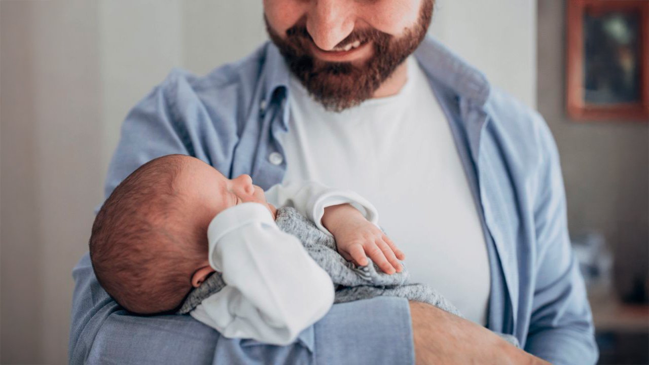 Certidão de nascimento se torna peça-chave para acesso à nova licença-paternidade no Brasil