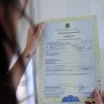 Mudança de sobrenome após o divórcio pode exigir atualização dos documentos dos filhos para evitar transtornos
