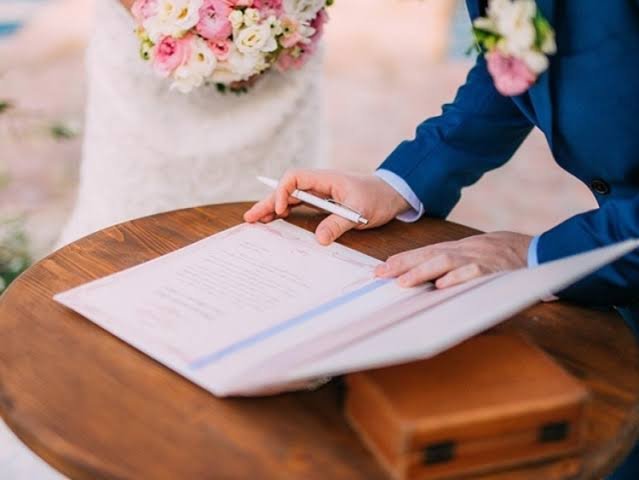 Casou e decidiu não mudar o sobrenome? Inclusão no documento do cônjuge pode ser feita depois