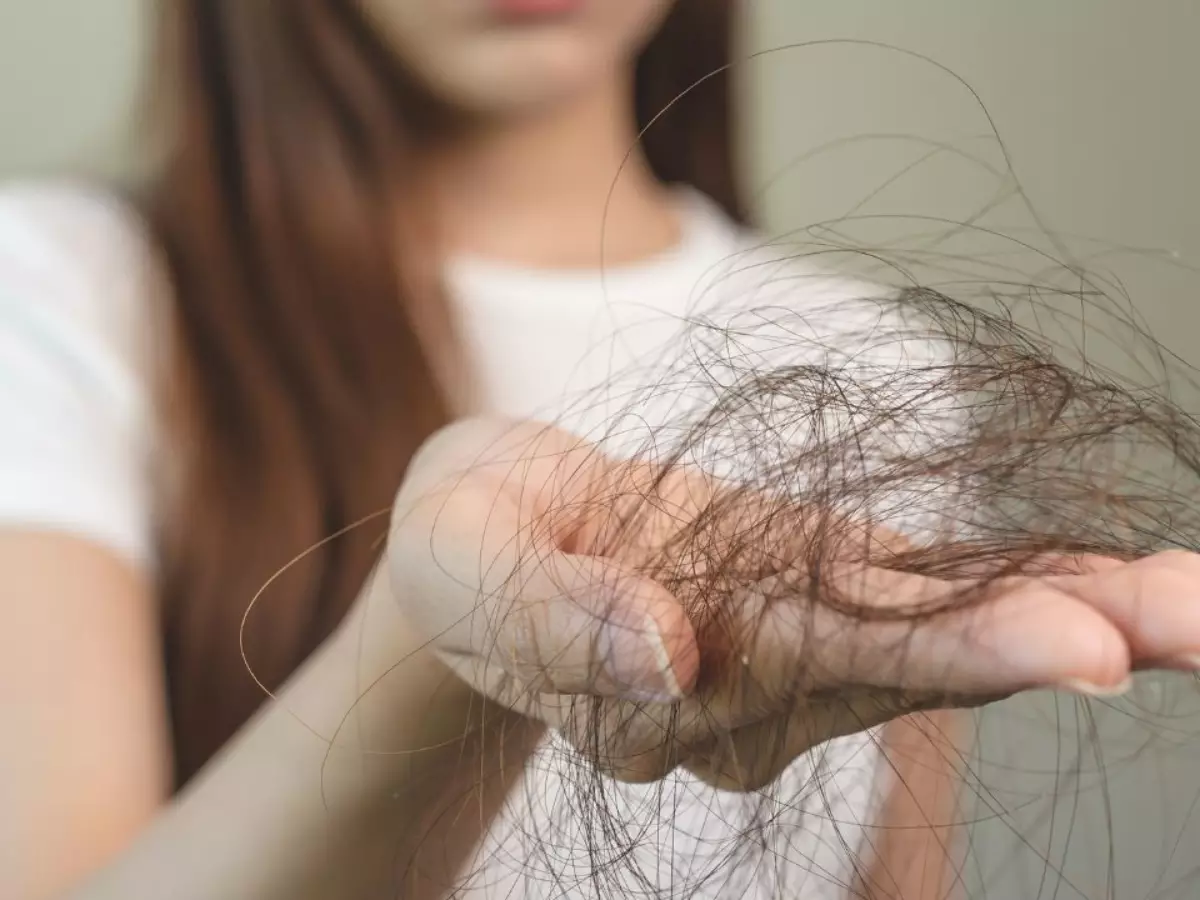 Do pós-parto às canetas emagrecedoras: por que grandes mudanças no corpo podem refletir no cabelo?